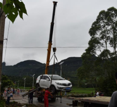 吊装带吊运事故车辆的安全事项
